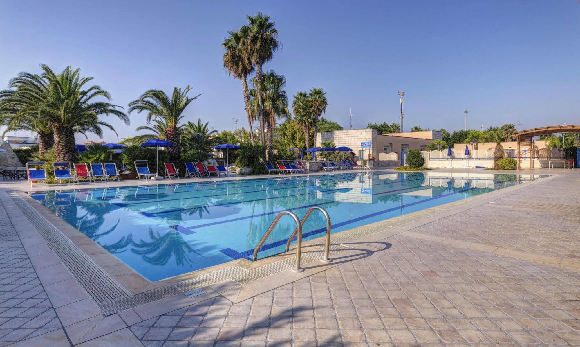 I Giardini Di Atena Aparthotel Merine Bagian luar foto